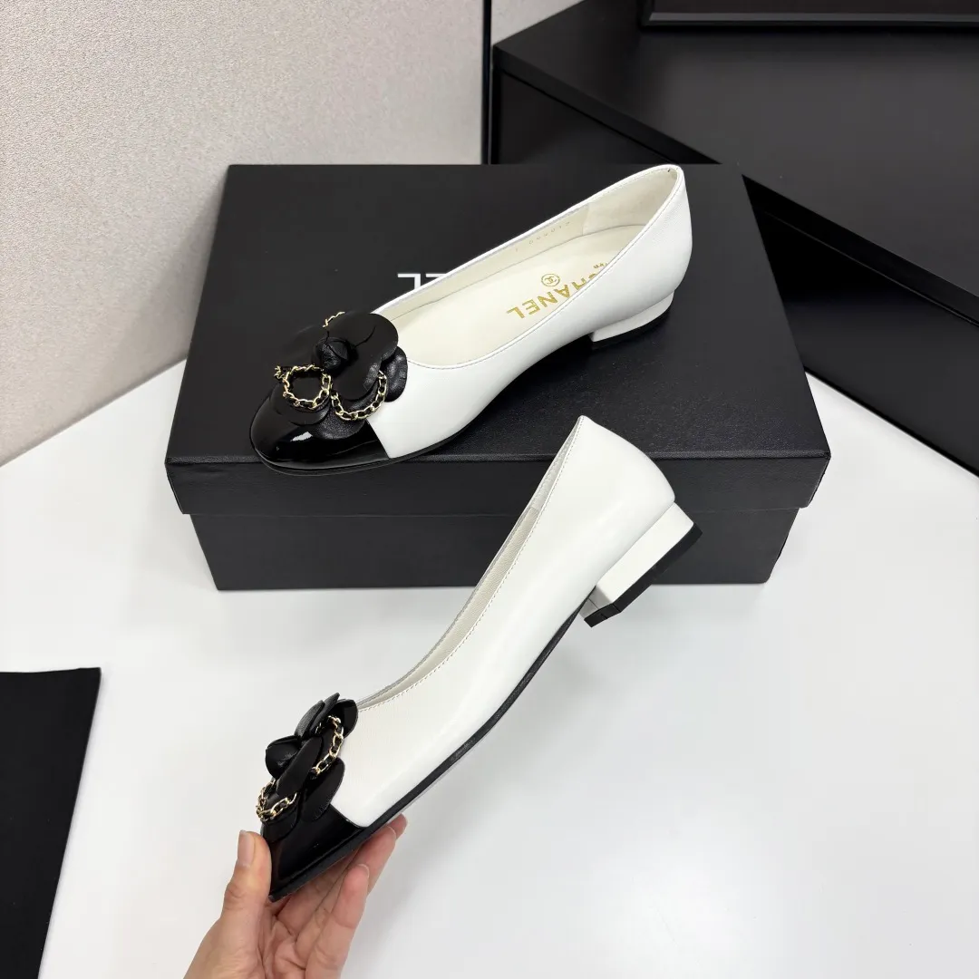 👟👟Ex-factory price 580👟👟 CHANEL｜Chanel Chanel 25C early spring new product Camellia series flat shoes This season’s Camellia series is really beautiful😍 Grandma Xiang’s family has always been elegant and ladylike, full of high-end sense! It’s very nice on the feet~ Whether worn barefoot or paired with skirts or trousers, it’s very versatile! Incomparably beautiful! Extraordinarily fairy 🧚 Overwhelmingly girly‼ ️ The upper is made of imported lambskin, the lining is made of mixed sheepskin, and the Italian A-grade leather outsole Size: 35-39 (40/41 customized)